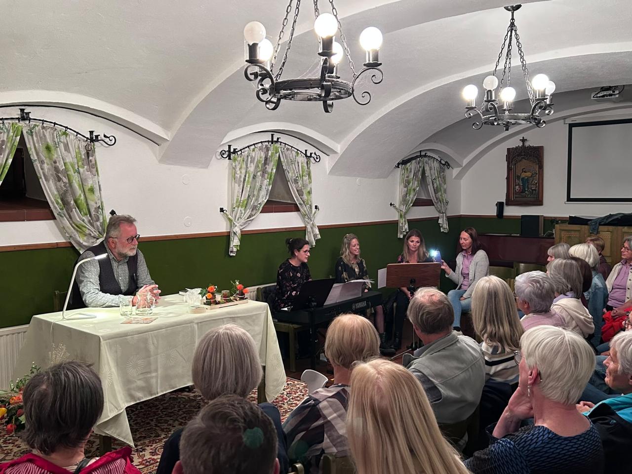Dutzler mit Publikum und Musikerinnen